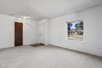 QUITELY NESTLED ON A PEACEFUL CUL-DE-SAC IN A HIGHLY DESIRABLE - photo 4