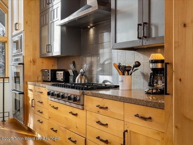 Nestled within Teton Pines, this exceptional Cluster Home offers - photo 13