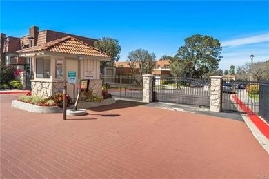 Welcome to this 2-bedroom, 2.5-bath townhouse located in the - photo 28