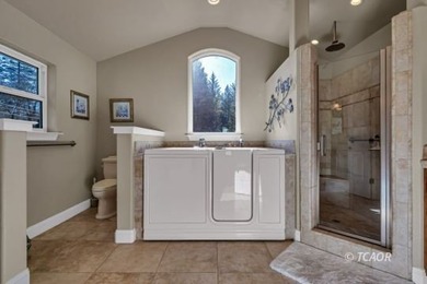 Welcome home to this beautifully crafted 4-bedroom, 3-bath - photo 38