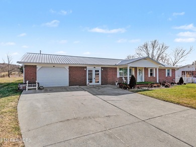 Comfortable one level home with great mountain views. Most of - photo 2