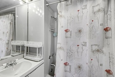 Welcome to your retro lakefront retreat on beautiful Lake - photo 23
