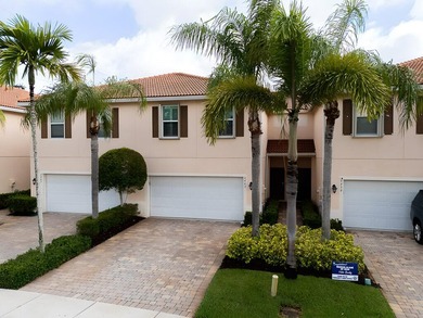 Beautifully maintained 3-bedroom, 2.5-bathroom townhouse with a - photo 2