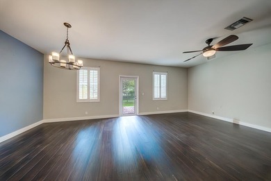 Beautifully maintained 3-bedroom, 2.5-bathroom townhouse with a - photo 7