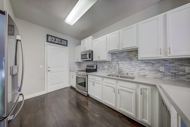 Beautifully maintained 3-bedroom, 2.5-bathroom townhouse with a - photo 10
