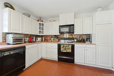 Location!! Location!! Large 5 bedroom Farm Ranch on private - photo 11
