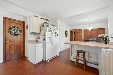 Location!! Location!! Large 5 bedroom Farm Ranch on private - photo 12