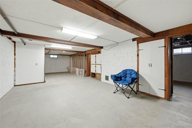 Location!! Location!! Large 5 bedroom Farm Ranch on private - photo 23