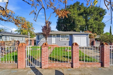 Charming fully remodeled Cottage on a multi unit lot in the - photo 1