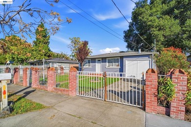 Charming fully remodeled Cottage on a multi unit lot in the - photo 2