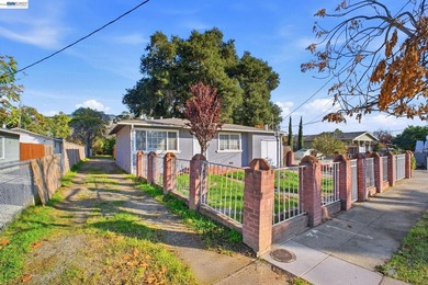 Charming fully remodeled Cottage on a multi unit lot in the - photo 3