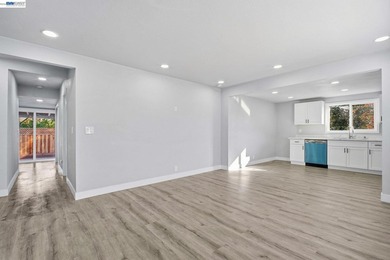 Charming fully remodeled Cottage on a multi unit lot in the - photo 5