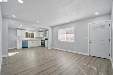Charming fully remodeled Cottage on a multi unit lot in the - photo 6