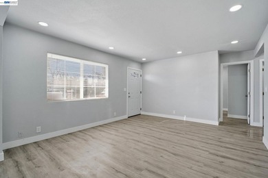 Charming fully remodeled Cottage on a multi unit lot in the - photo 7
