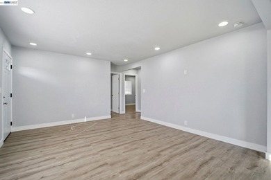 Charming fully remodeled Cottage on a multi unit lot in the - photo 8