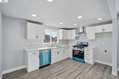 Charming fully remodeled Cottage on a multi unit lot in the - photo 9
