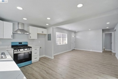 Charming fully remodeled Cottage on a multi unit lot in the - photo 10