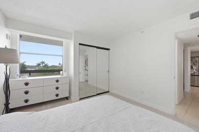 The waterfront views of this penthouse level Lakeside - photo 17