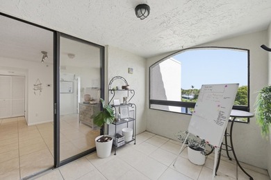 The waterfront views of this penthouse level Lakeside - photo 27