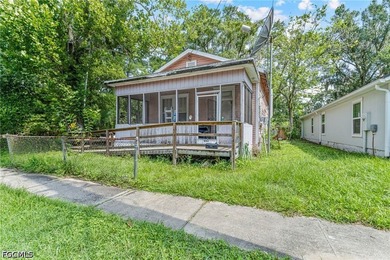 Welcome to this inviting single-story home offering a - photo 3