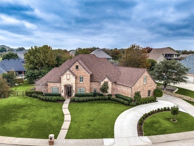 Experience lake living without sacrificing everyday comfort in - photo 5