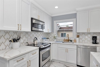 Come live in the Long Beach Canals this residence is one of the - photo 6