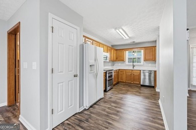 Nestled in a highly desirable area near beautiful Lake Oconee - photo 4