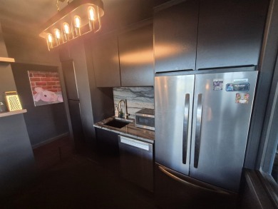 LOCATION, LOCATION, LOCATION!  Luxury at its best! A commuter's