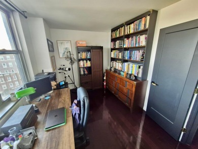 LOCATION, LOCATION, LOCATION!  Luxury at its best! A commuter's