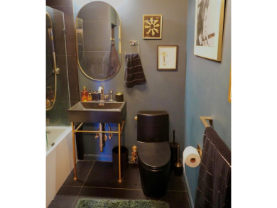 LOCATION, LOCATION, LOCATION!  Luxury at its best! A commuter's