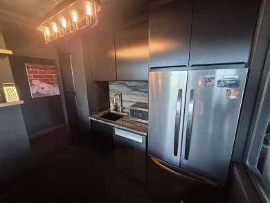 LOCATION, LOCATION, LOCATION!  Luxury at its best! A commuter's