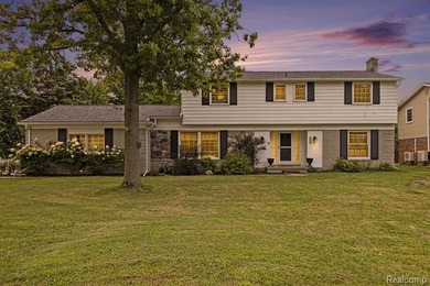 Detroit River Home For Sale in Grosse Ile Michigan