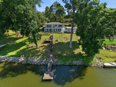 Just in time for summer, this beautifully updated waterfront - photo 1