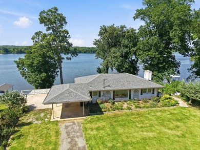 Just in time for summer, this beautifully updated waterfront - photo 2