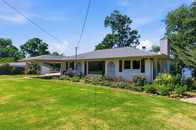 Just in time for summer, this beautifully updated waterfront - photo 9
