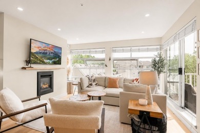 Rare renovated waterfront penthouse with exposure on all 4 sides - photo 2