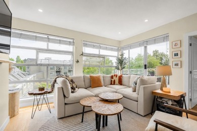 Rare renovated waterfront penthouse with exposure on all 4 sides - photo 3