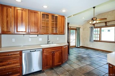 Welcome Home! This beautifully maintained Cape is truly move-in - photo 12