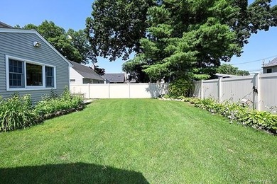 Welcome Home! This beautifully maintained Cape is truly move-in - photo 33