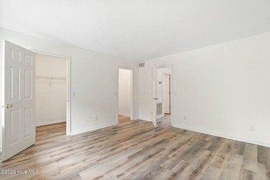 Welcome to 210 Cobblestone in desirable Colony Woods, centrally - photo 31
