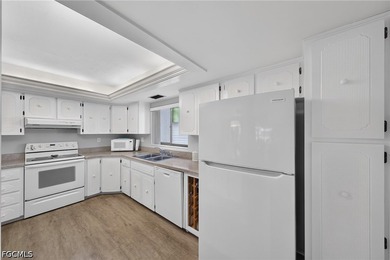 Premium 18th hole views. First floor end unit. Bundled amenities - photo 9