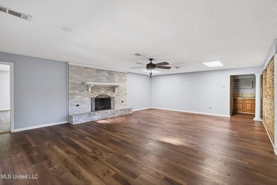 Lots of room to roam here in the large, centrally located old - photo 13