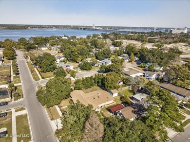 Lots of room to roam here in the large, centrally located old - photo 41