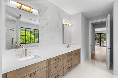 Experience sophisticated new coastal contemporary construction - photo 9