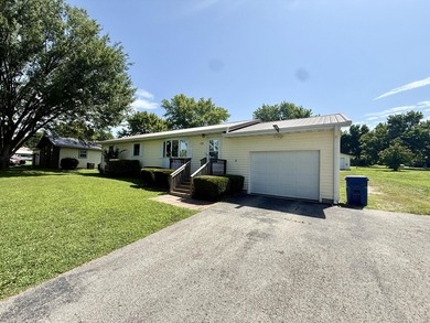 Welcome home to this beautiful 3-bedroom, 2.5-bath property - photo 2