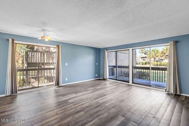** MOTIVATED SELLER*** Step into this , ground-floor corner unit - photo 2