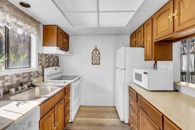 ** MOTIVATED SELLER*** Step into this , ground-floor corner unit - photo 5