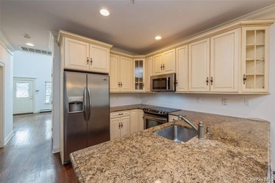 Desirable END UNIT beautifully maintained ,located in a - photo 10