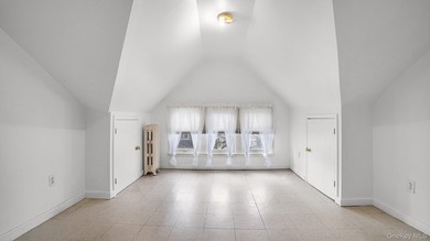 Welcome home! Discover the perfect Blend of space, comfort, and - photo 15