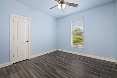 Charming 4 bed, 2 bath home just east of Fayetteville with - photo 17